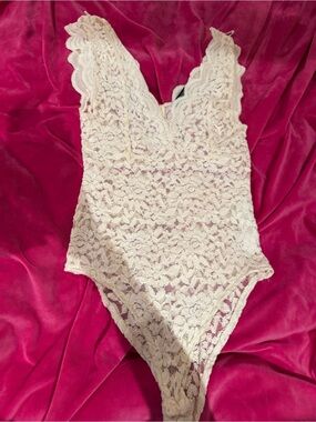 Zara Ivory Lace Bodysuit Size M Cream Floral Lace Deep V Neck Sleeveless
